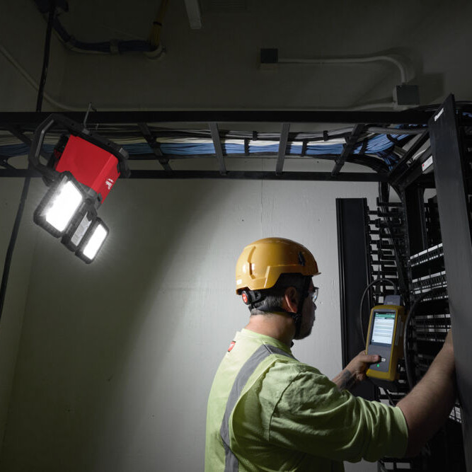 M18™ MDTL-0 ΠΟΛΥΚΑΤΕΥΘΥΝΤΙΚOΣ ΠΡΟΒΟΛΕΑΣ LED 3 ΚΕΦΑΛΩΝ